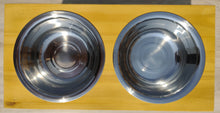 Carica l&#39;immagine nel visualizzatore di Gallery, SignorDog Grande (h.35cm) Larice, comprese 2 ciotole inox
